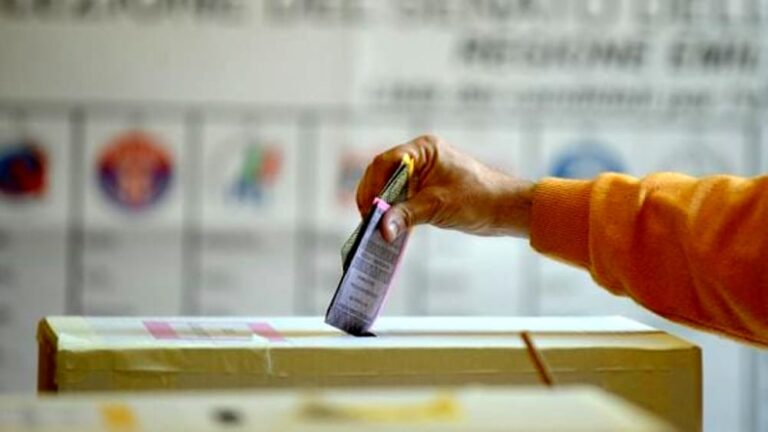 Seggi aperti fino alle 15, poi al via lo spoglio: Referendum, Regionali e domani le Comunali. Affluenza, i dati per provincia