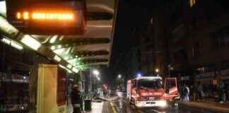 Esplosione nella notte a San Giorgio a Cremano, danneggiato il portone d’ingresso di una palazzina