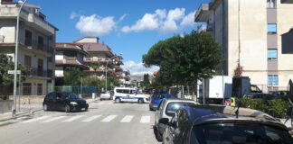 San Nicola: spettacolare incidente in via Da Vinci, Jaguar si ribalta dopo aver urtato due auto in sosta