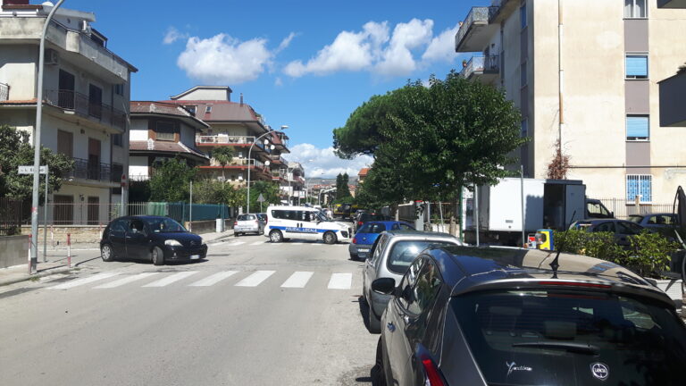 San Nicola: spettacolare incidente in via Da Vinci, Jaguar si ribalta dopo aver urtato due auto in sosta