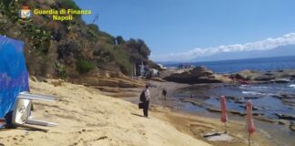 Sotto sequestro a Napoli due lidi balneari abusivamente attrezzati, utilizzata anche una navetta per il trasporto dei bagnanti