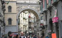 Turismo a Napoli, che crollo! Utilizzate meno della metà delle camere disponibili: calo del 30 per cento rispetto allo scorso anno