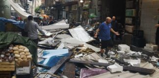 Maltempo a Napoli, un piccolo soppalco piomba bancarelle di un quartiere rionale: panico tra la gente