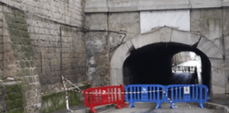 Ci risiamo, camion incastrato sotto al ponto di Ercole, danni alla struttura metallica: strada chiusa al traffico