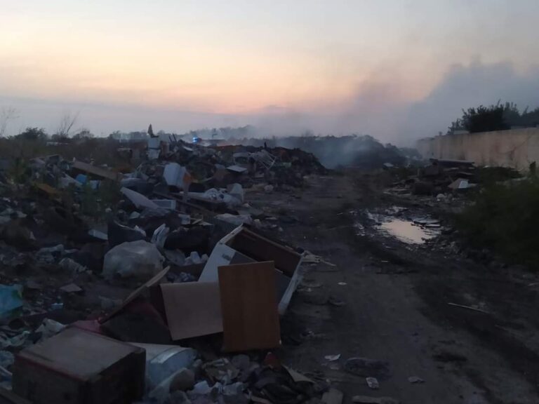 Disastroso rogo tra Carinaro e Teverola, distrutto un deposito di auto