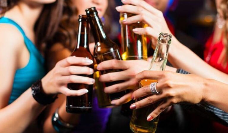 Nuovi provvedimenti anticovid in Campania: cerimonie con non più di 20 persone e niente alcol da asporto dopo le ore 22
