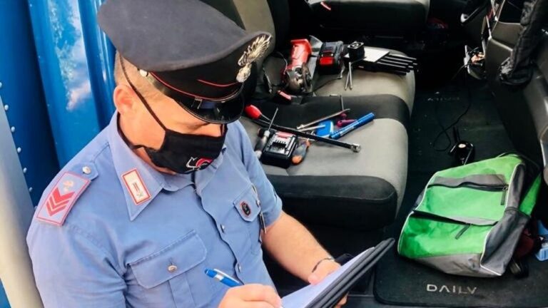 Ruba un autocarro a Caserta, un 59enne arrestato dai carabinieri