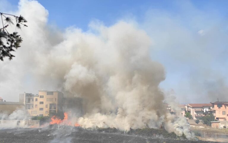 Cesa, incendio nell’ex campo del parroco. Il sindaco Guida: “Dietro c’è la mano di qualcuno”