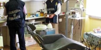 Chiuso studio dentistico abusivo a Pianura, denunciato falso medico 56enne