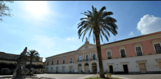 Morto il bimbo non vedente abbandonato dai genitori a Marcianise, era stato adottato dal Comune