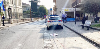 FOTO Casaluce, il consigliere Cutillo aggredito due volte e minacciato di morte. E il candidato alle regionali Pagano dispensa “santini” a un passo dai seggi