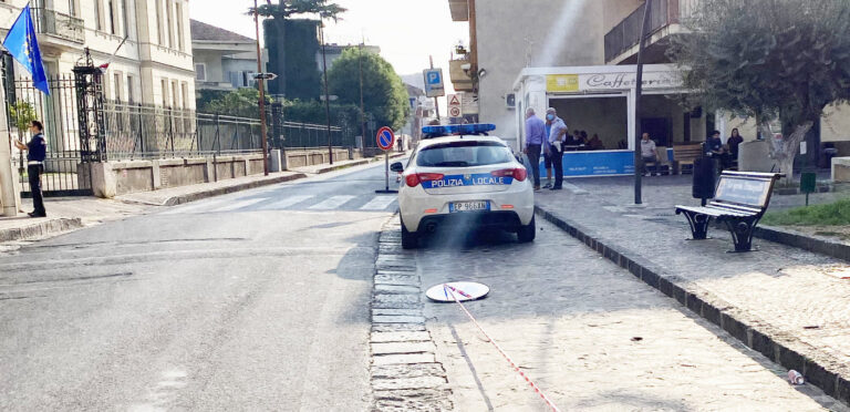 FOTO Casaluce, il consigliere Cutillo aggredito due volte e minacciato di morte. E il candidato alle regionali Pagano dispensa “santini” a un passo dai seggi