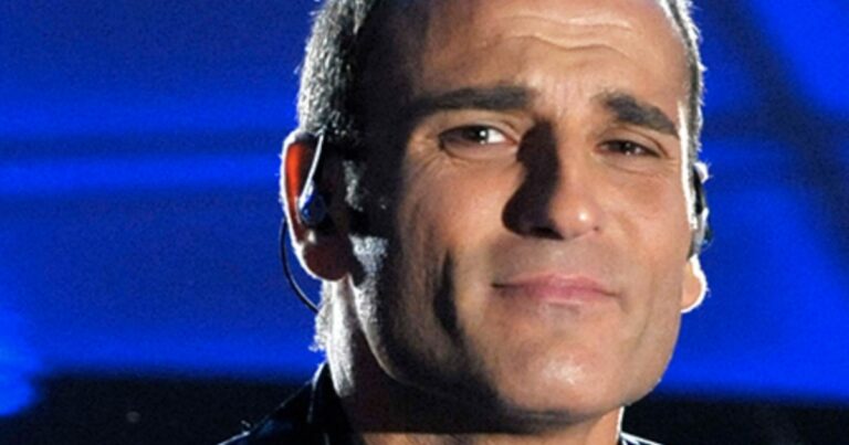 Momenti di tensione sull’aliscafo per Napoli, Sal Da Vinci colpito da un pugno in volto