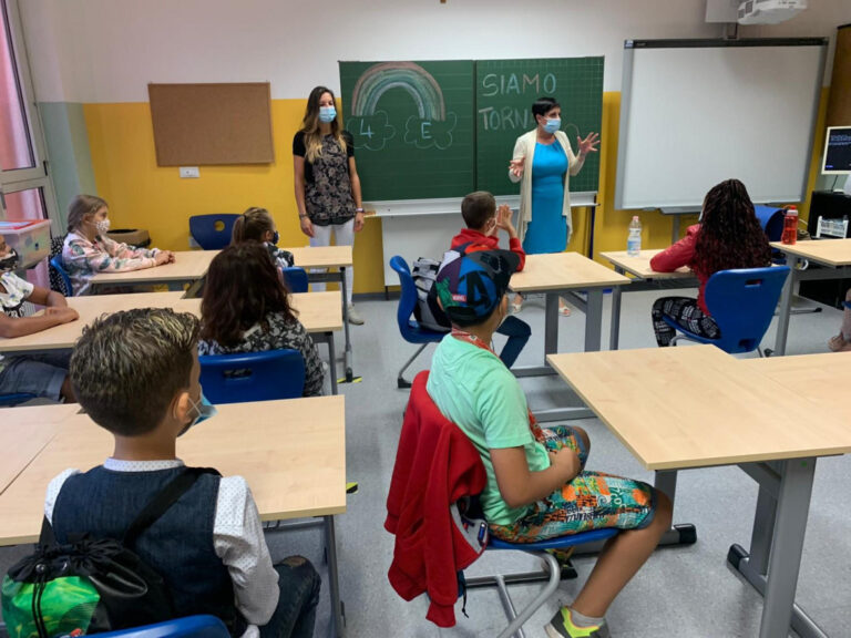 Riapertura delle scuole, il dilemma infinito: si riparte il 24? Il presidente De Luca non esclude un ulteriore rinvio