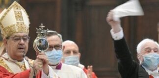 Napoli, San Gennaro fa il miracolo del sangue in una cattedrale semideserta per colpa del Covid