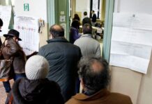 Tante le rinunce dei presidenti di seggio, elettori in coda negli 85 comuni che rieleggono anche il Consiglio Comunale