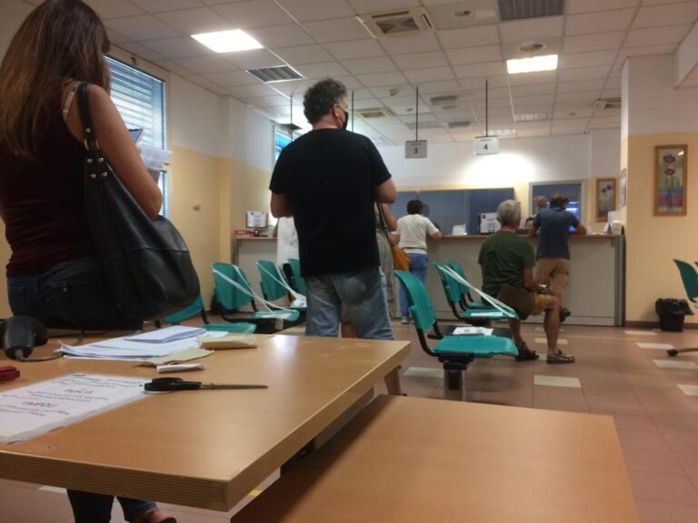 Napoli, insegnanti e personale Ata in fila per sottoporsi ai test anticovid