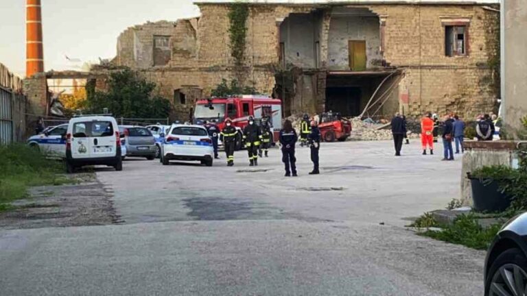 Crolla palazzina disabitata a San Giovanni a Teduccio, nessuna vittima tra le macerie