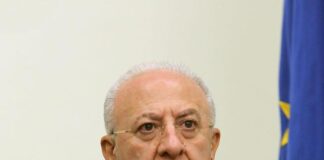 Dura reazione del presidente De Luca: “Uno spettacolo di indegna violenza”. Chiesto un piano socio-economico per la Campania