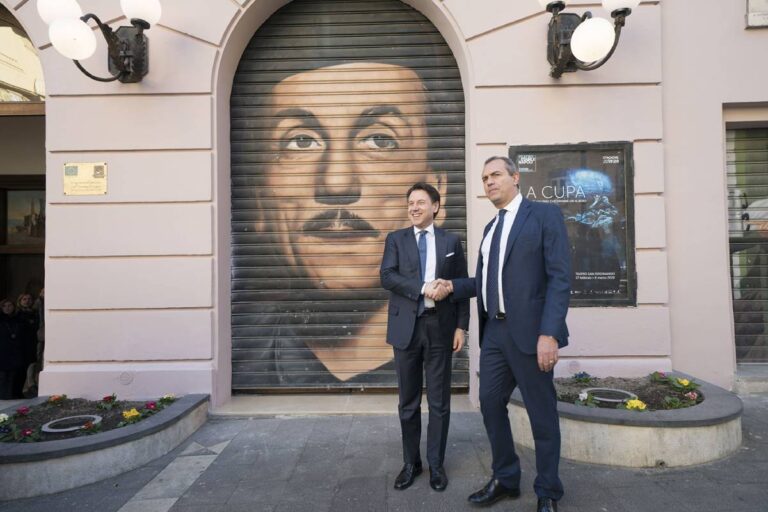 Piazze chiuse dopo le 21, non si parla più dei sindaci. De Magistris: “Conte faccia il generale in prima linea”