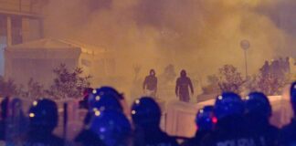 Misure anti-Covid, ancora proteste a Napoli: sit-in a Ercolano. Intanto cala il numero di positivi: ieri 1.718 su 12.530 tamponi