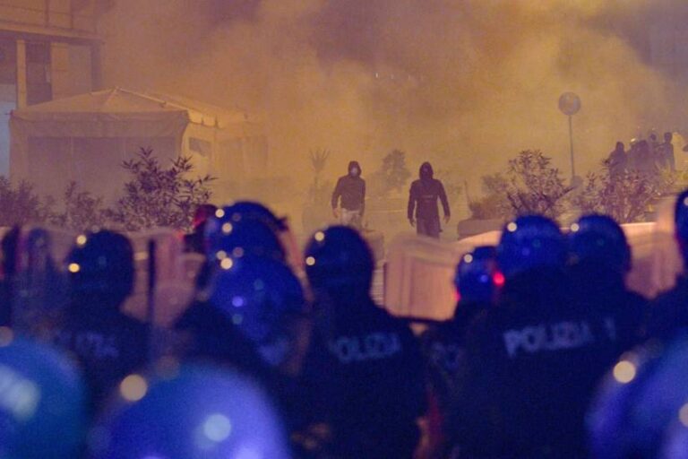 Misure anti-Covid, ancora proteste a Napoli: sit-in a Ercolano. Intanto cala il numero di positivi: ieri 1.718 su 12.530 tamponi