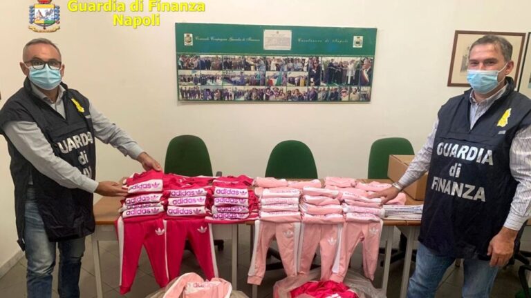 Somma Vesuviana: scoperta fabbrica del falso, sequestrati oltre mille capi e denunciati quattro cittadini cinesi