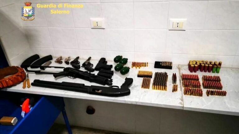 Lotta senza tregua agli spacciatori, in azione carabinieri e finanzieri: 13 arresti nel napoletano, 9 in provincia di Salerno. Fermati anche dei trafficanti d’armi