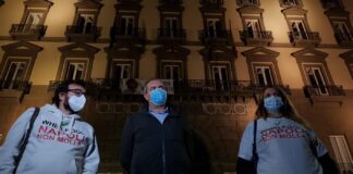 Luci spente in segno di lutto in municipio, ma la città non si rassegna ad una crisi occupazionale senza precedenti