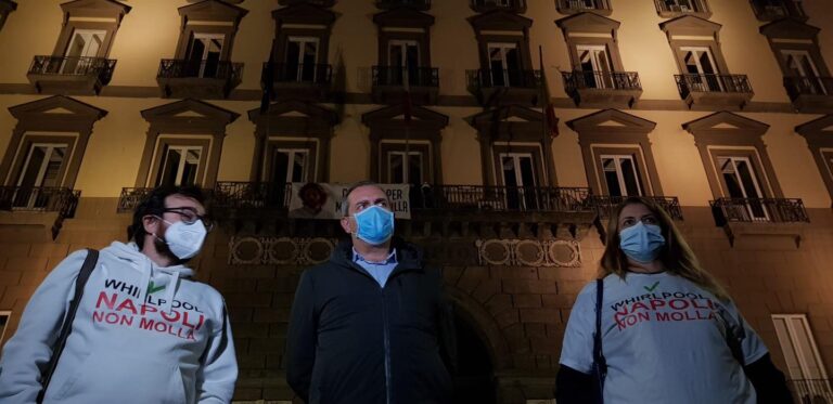 Luci spente in segno di lutto in municipio, ma la città non si rassegna ad una crisi occupazionale senza precedenti