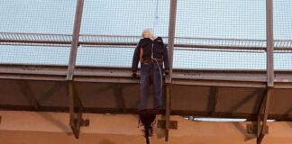 Chiusura Whirlpool, si avvicina il 31 ottobre, i lavoratori appendono un manichino ad un cavalcavia