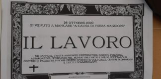 Caserta, manifesto listato a lutto esposto da numerosi commercianti: “In memoria del lavoro che non c’è più”