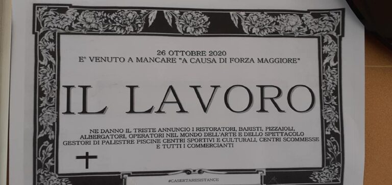 Caserta, manifesto listato a lutto esposto da numerosi commercianti: “In memoria del lavoro che non c’è più”
