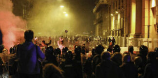Notte di proteste con momenti di guerriglia a Napoli, grande tensione in via Santa Lucia. Il questore: “No alla violenza!”
