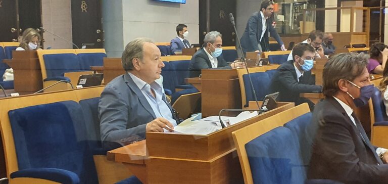 Prima seduta del Consiglio regionale della Campania: a Gennaro Oliviero la carica di presidente con 46 voti e tre astenuti