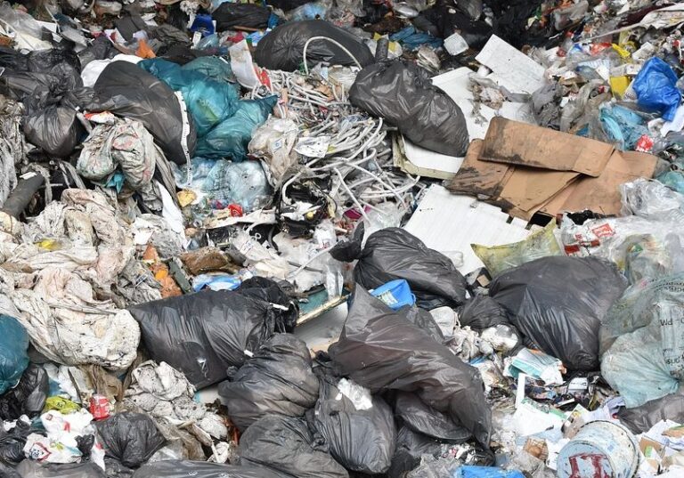 Napoli, maxi-discarica a Gianturco: cumuli di rifiuti sulla carreggiata