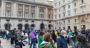 Ed in piazza a Salerno protesta pacifica delle famiglie: “Chiediamo riapertura scuole”