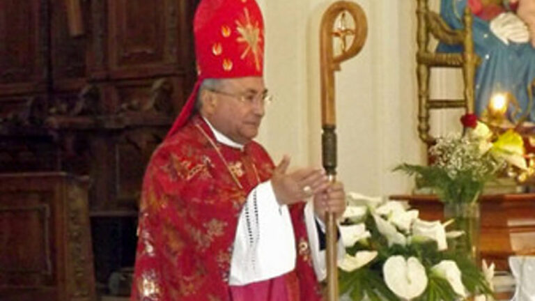 Tumulata la salma del vescovo D’Alise, oggi l’ultimo saluto nel duomo di Caserta