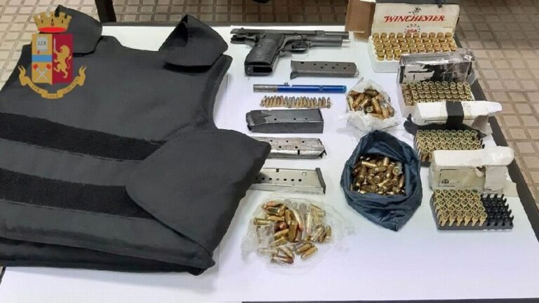 Napoli, poste sotto sequestro armi e munizioni, 51enne finisce in manette