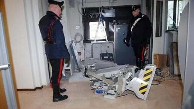 Banditi in azione alla Credit Agricole di Macerata: bancomat portato via