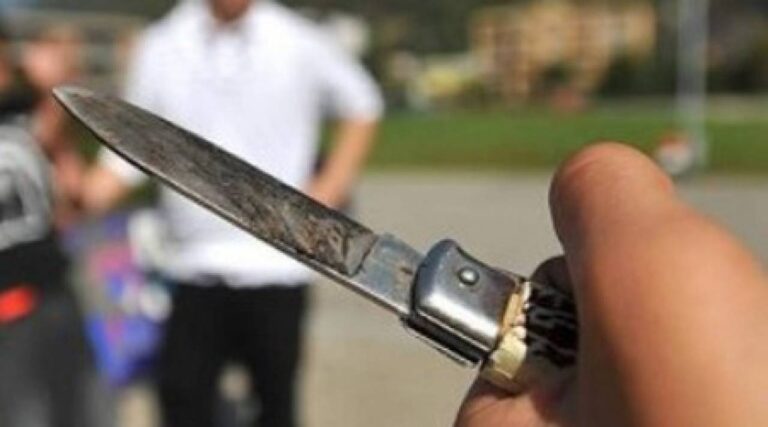 Lite in un condominio di San Nicola la Strada, arrestato 76enne armato di coltello