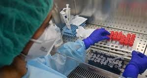 Covid in Campania: gli affari d’oro dei centri privati, i ritardi delle Asl e le boutade di De Luca che non fanno più ridere