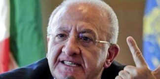 La replica di De Luca ad Azzolina: “Tra Napoli e Caserta oltre 700 contagiati all’interno delle scuole”