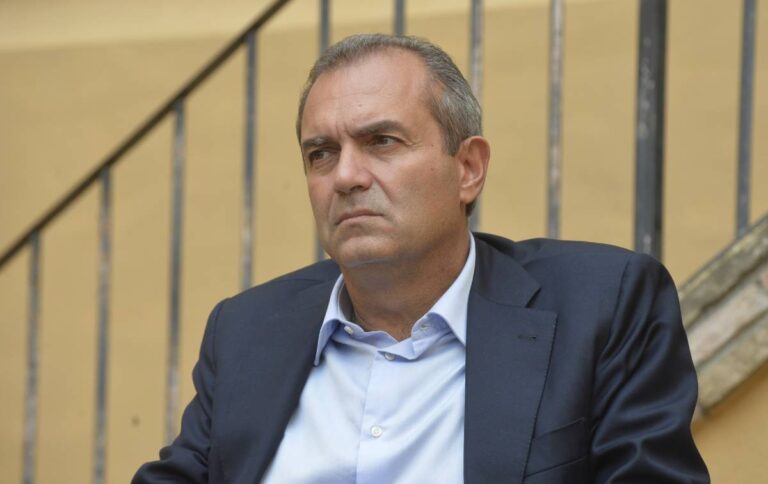 Il sindaco di Napoli: “Una notte buia, ma quando la storia bussa la città sa dove andare”