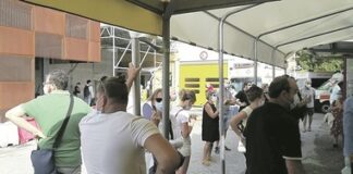 Napoli/Pozzuoli, tutti in fila disordinatamente: ore di coda per sottoporsi al tampone