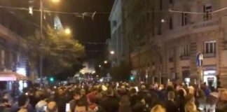 Continuano le proteste a Napoli. I manifestanti: “Torneremo davanti alla sede della Regione ogni giorno alle ore 18,00”