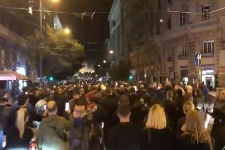 Continuano le proteste a Napoli. I manifestanti: “Torneremo davanti alla sede della Regione ogni giorno alle ore 18,00”