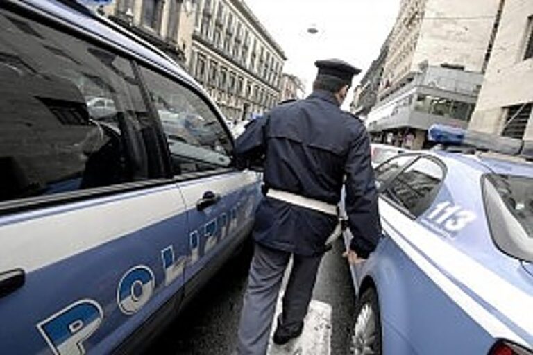Napoli, rapinatore 17enne muore in un conflitto a fuoco con la Polizia: aveva pistola giocattolo