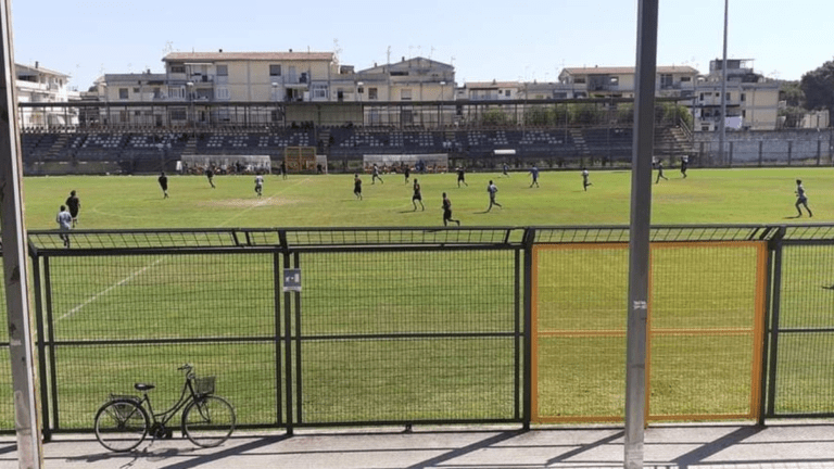 VIDEO Pellegrino e il suo amore per il calcio, il patron del Real Aversa va avanti nonostante i mancati introiti per il Covid. Ma Golia se ne frega