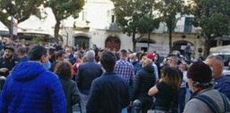 A Salerno un centinaio di commercianti in piazza: “Non vogliamo fallire”